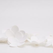 Fiore bianco c/adesivo d.80 pz.10 18262